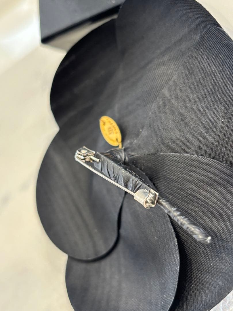 シャネル 新品同様 カメリア ブローチ 黒 シルク素材