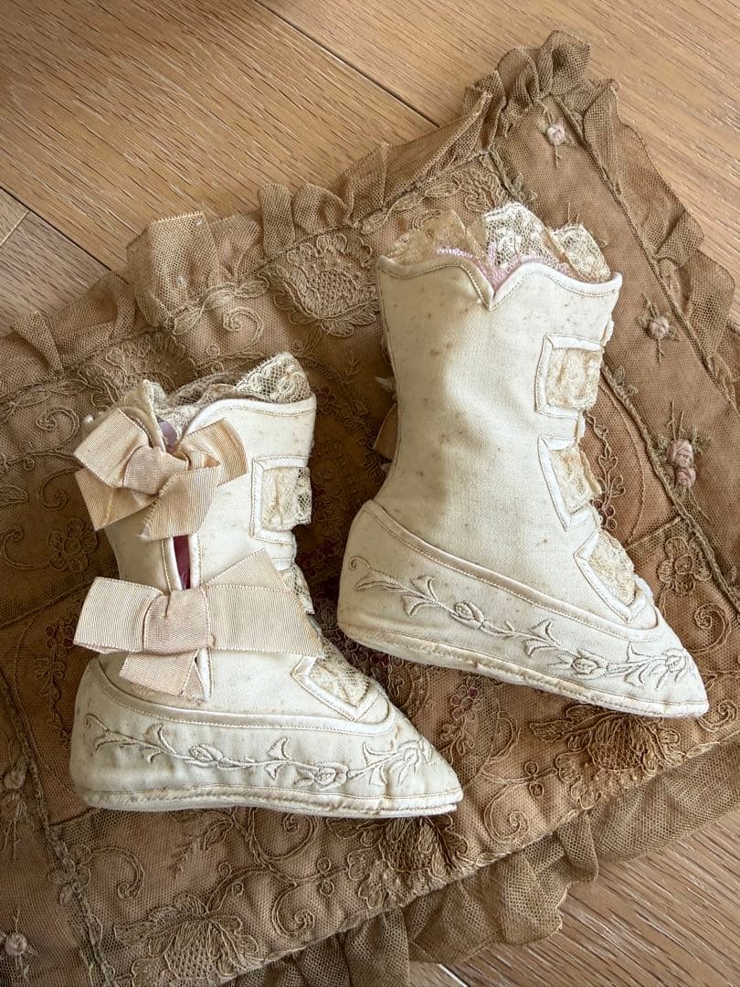 フランスアンティーク超ゴージャスレース刺繍のビクトリアンベビーブーツ