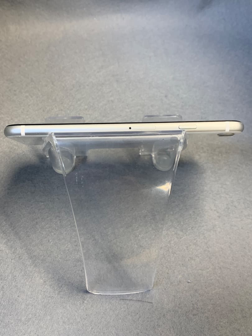 中古品　国内版　SIMフリー　iPhoneSE 第2世代　 64GB ホワイト色