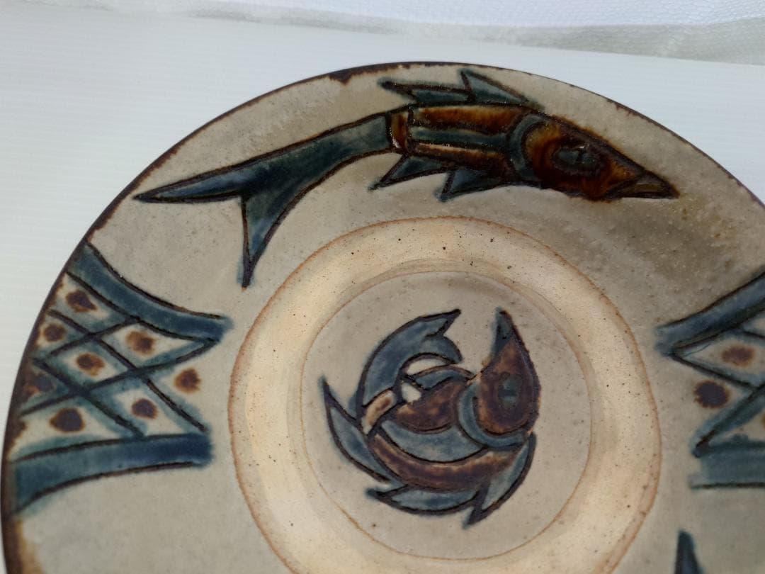 壺屋焼　金城敏昭？　金城次郎の息子さん？　魚の絵柄の皿 直径約20cm