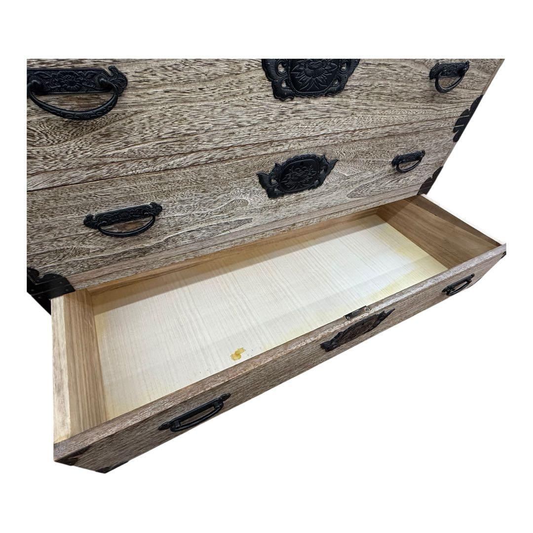 中古　国産　職人手造り　凝った金具が目を引く総桐箪笥