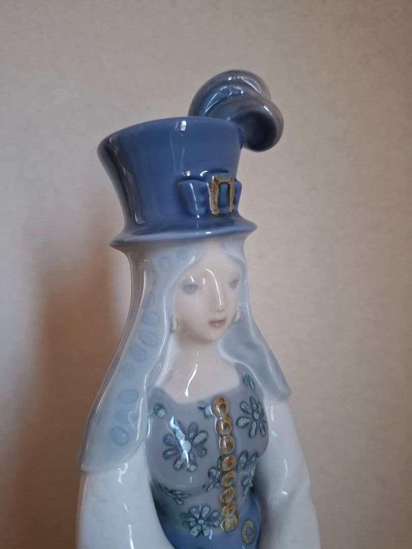 リヤドロ1157　伝統的な衣装の女性