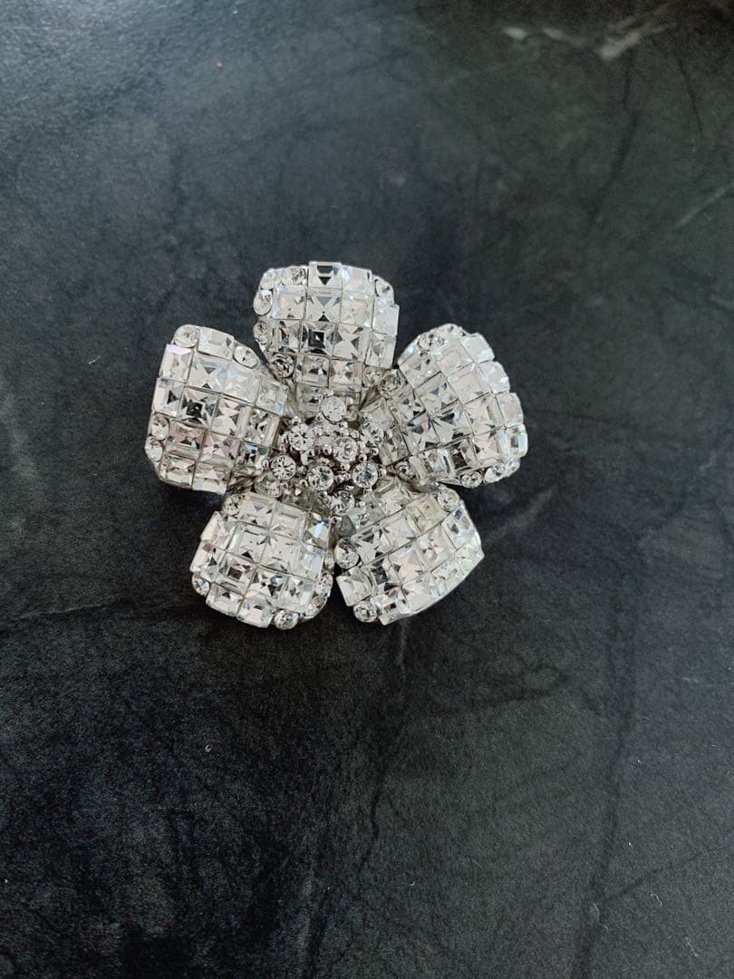 Oreo ★FOXEY定番ロングセラー ブローチ \"FLEUR\"　クリア