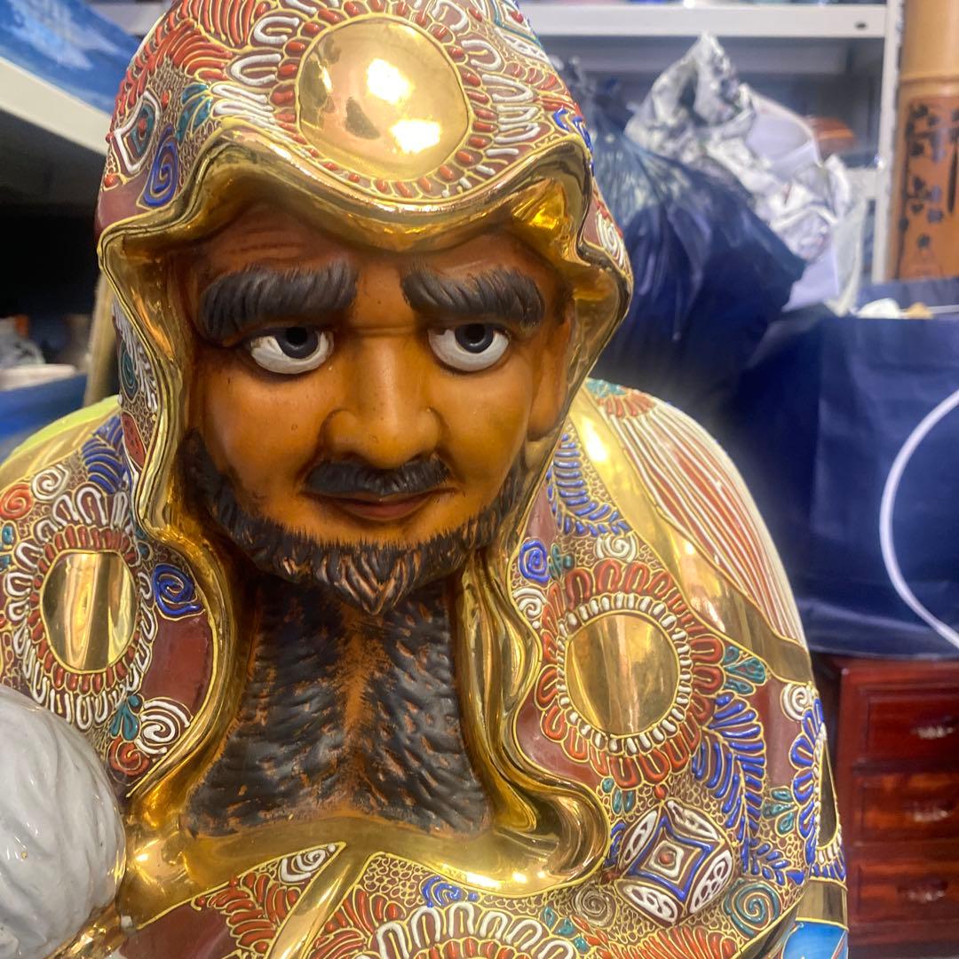 伝統陶器九谷焼、達磨だるま、装飾陶器像 、金色模様、存在感ある。