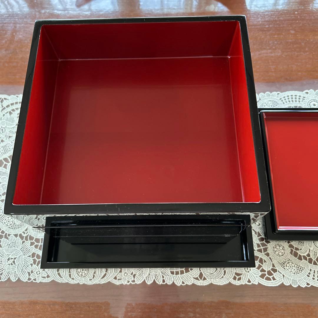 輪島塗り　漆器　黒赤重箱 四角形 ７寸　天然木　台付き