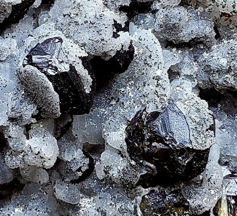 尾去沢鉱山の重晶石に包まれた閃亜鉛鉱(父親は坑道掘りでした)