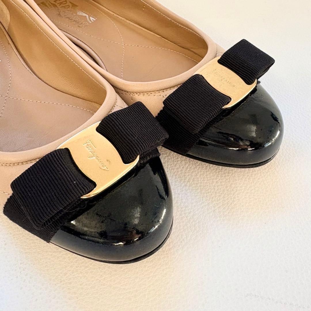 ももサルヴァトーレフェラガモ ヴァリナ キルティングフラットシューズ