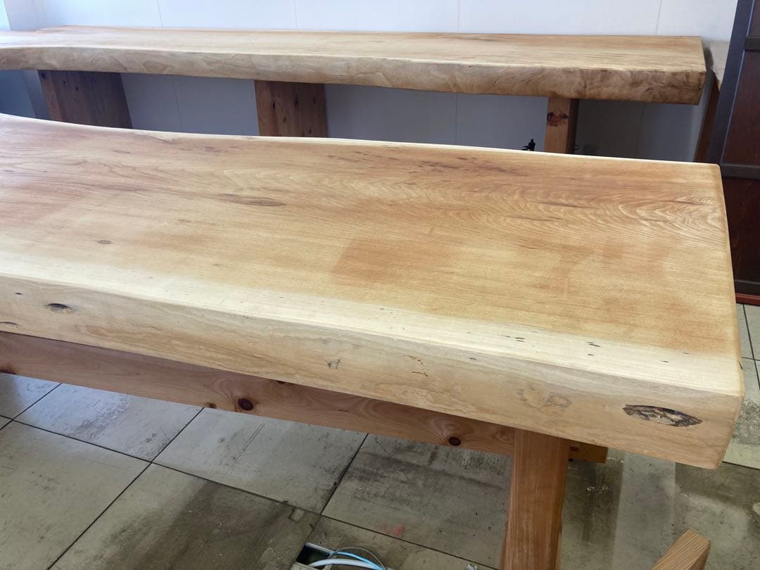 ケヤキ無垢材のテーブル