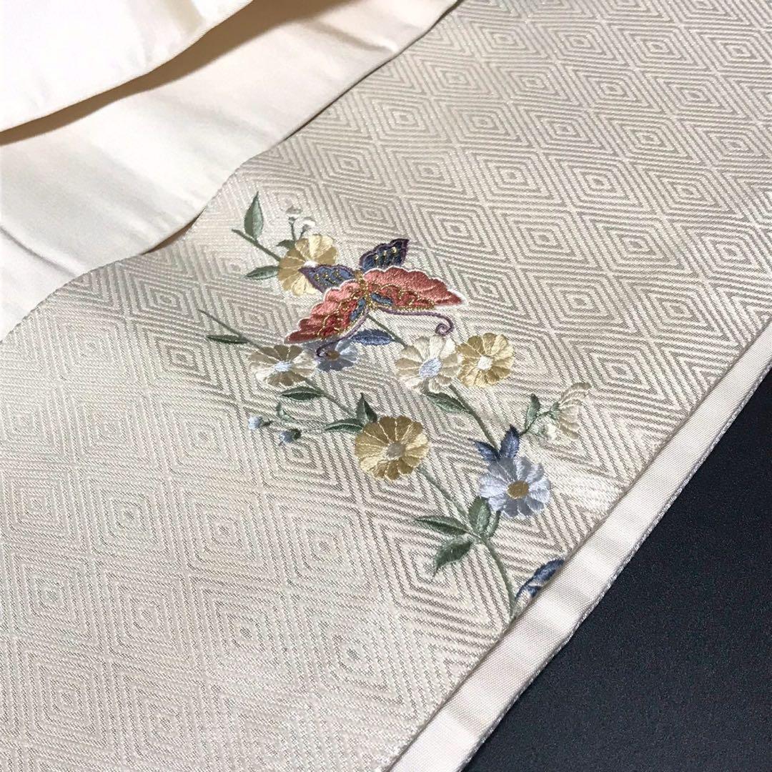 ［7080］名古屋帯 美品 舞蝶花文様 刺繍 金糸 九寸 シルバー 正絹 着物