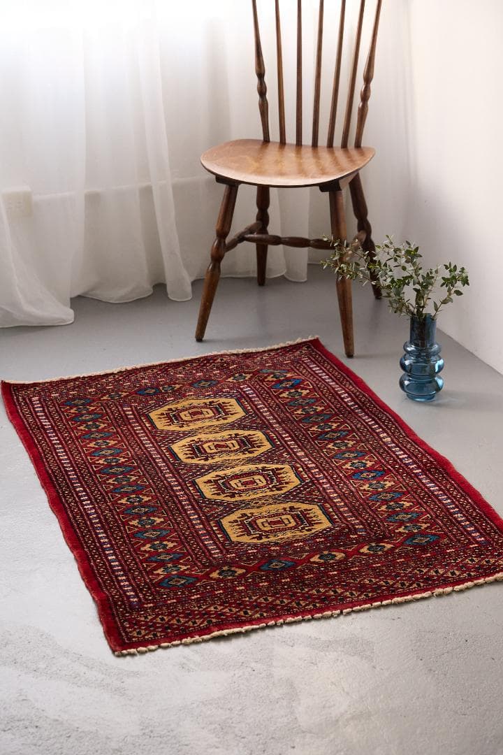 ヴィンテージラグ　トライバルラグ　パキスタン産（118×83cm）赤　ベージュ