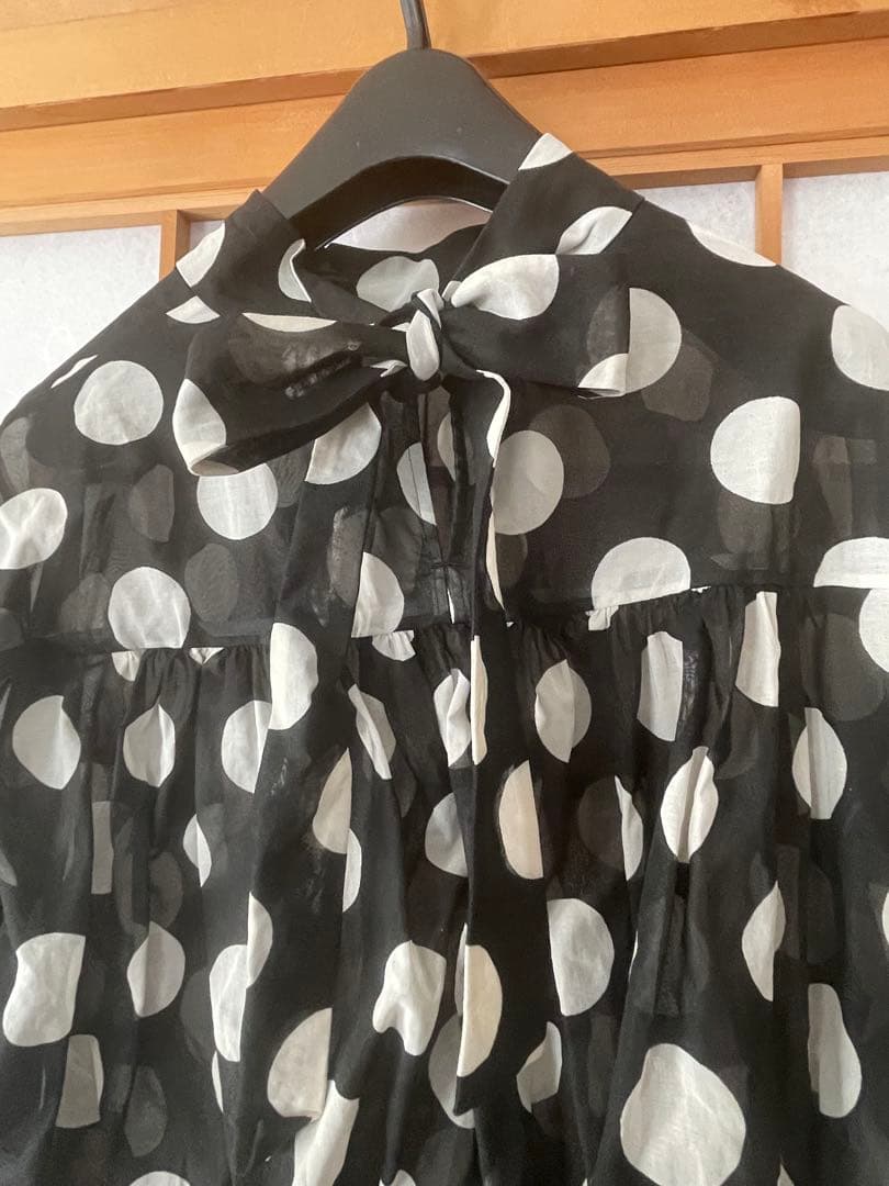 トゥモローランドコレクション　イヴェールドットプリント バックリボンブラウス