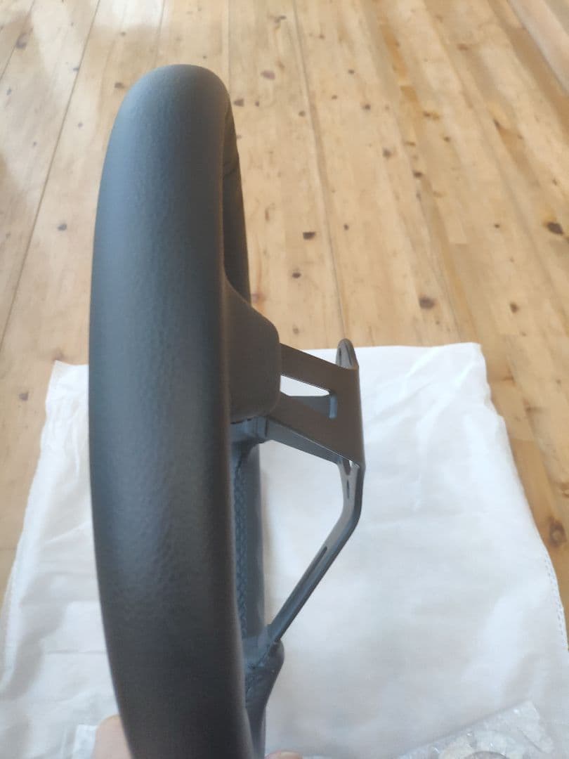 新品未使用・MOMO スタイルブラック革ステアリング Not Authentic