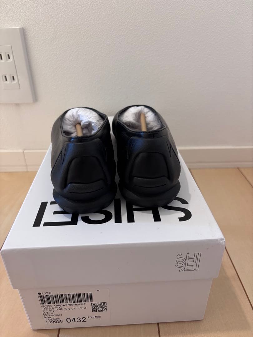 SHISEI ブラック ポインテッドトゥ フラットシューズ