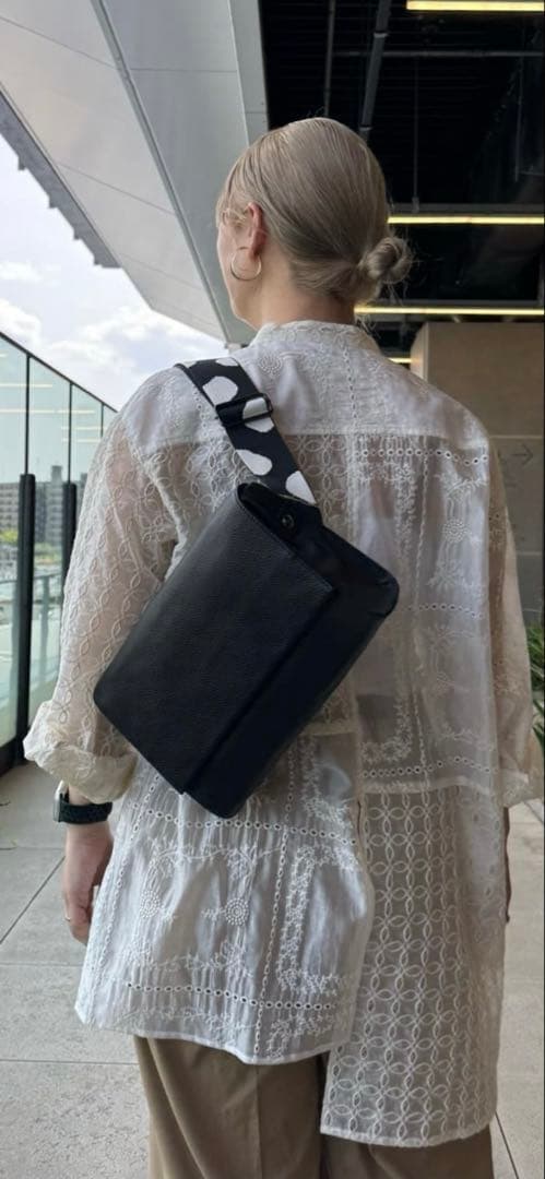 ドット柄ストラップ 黒 ボディバッグ