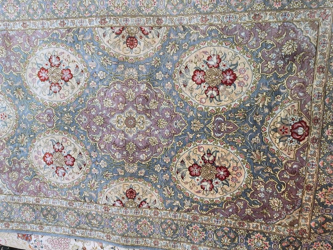 ペルシャ絨毯クム産本物手織り新品Moharari 工房花柄ラグ 青とクリーム色