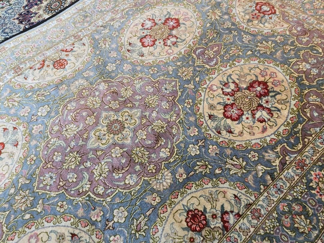 ペルシャ絨毯クム産本物手織り新品Moharari 工房花柄ラグ 青とクリーム色