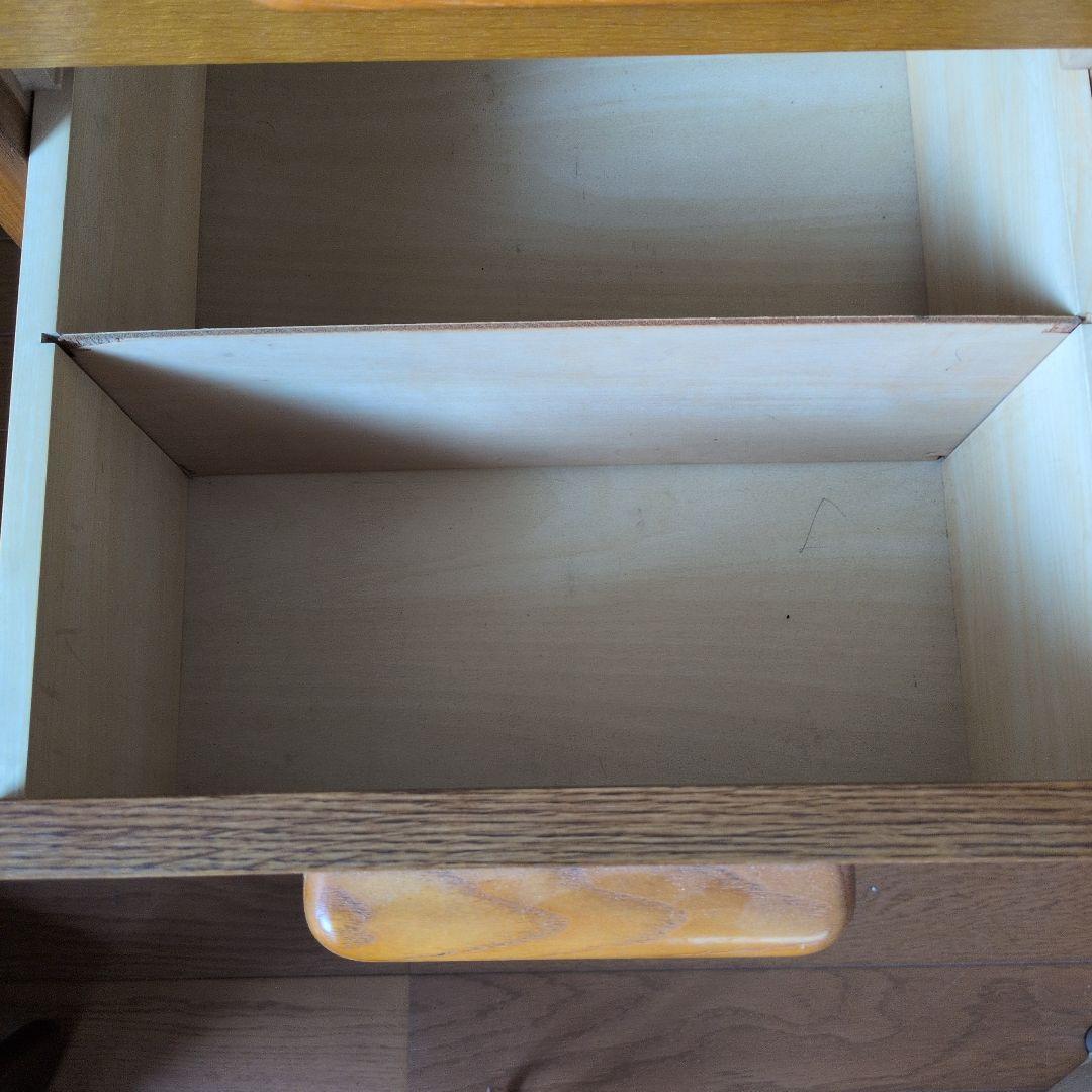 ブラウンの木製デスク 棚付き