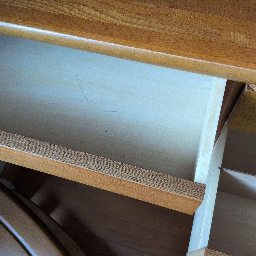 ブラウンの木製デスク 棚付き