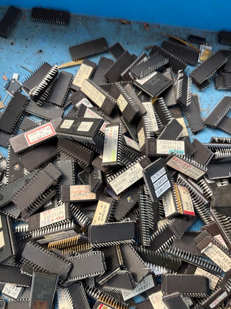 ジャンク品。まとめてICチップ(約2キロ)