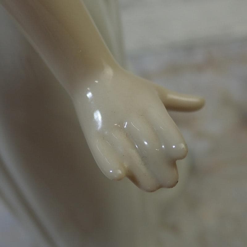 RU-6400 ＮＡＯ フィギュリン あくびをする少女