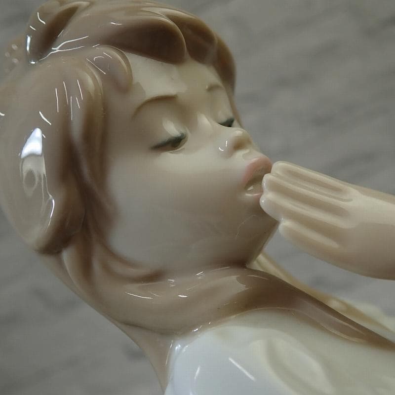 RU-6400 ＮＡＯ フィギュリン あくびをする少女