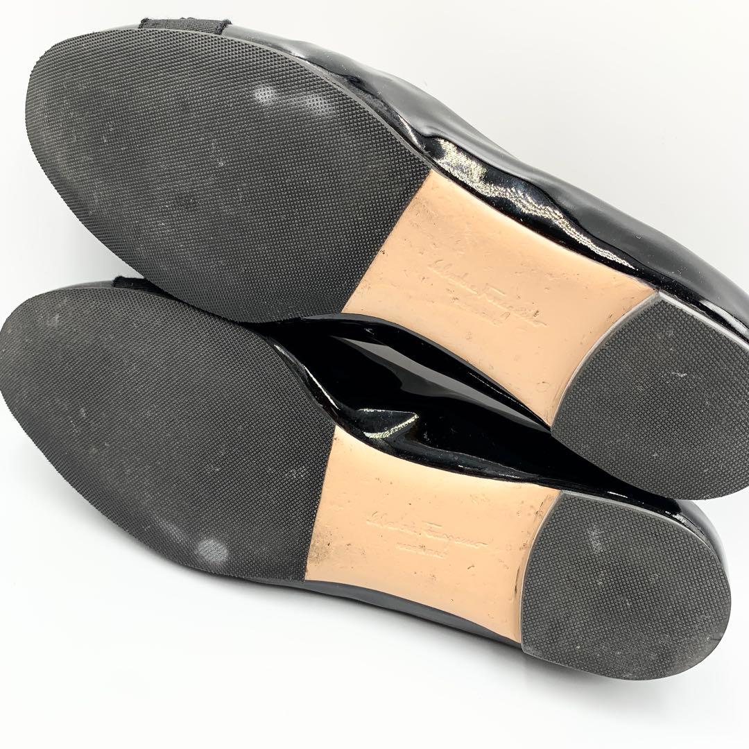 サルヴァトーレフェラガモ エナメルパンプス ヴァラリボン ブラック