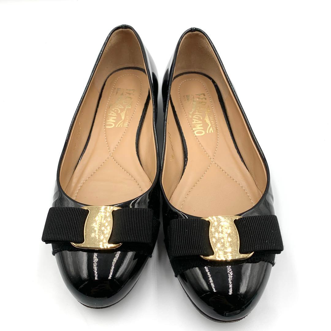 サルヴァトーレフェラガモ エナメルパンプス ヴァラリボン ブラック