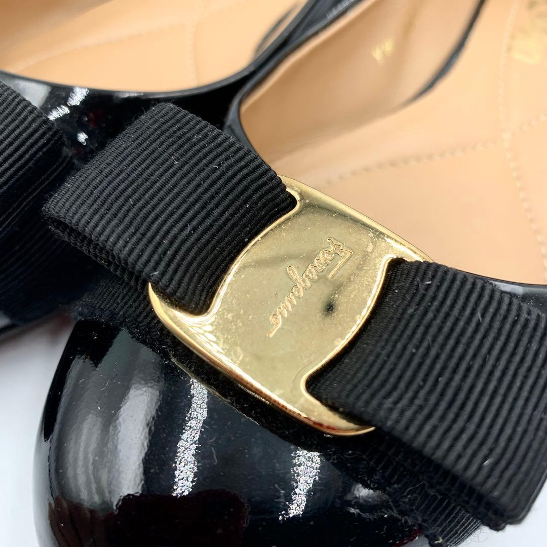 サルヴァトーレフェラガモ エナメルパンプス ヴァラリボン ブラック