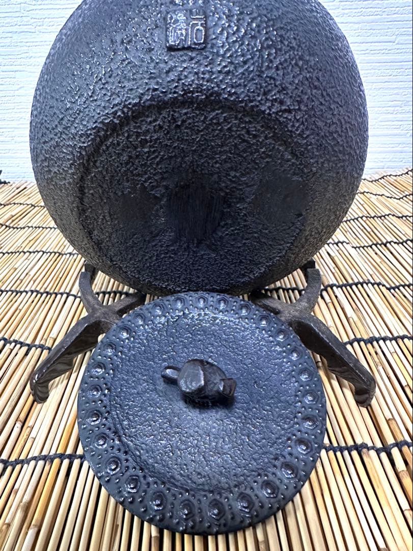 未使用保管品、供箱、付属品付　南部岩鋳造　１８型小槌亀甲　南部鉄瓶　南部鉄器