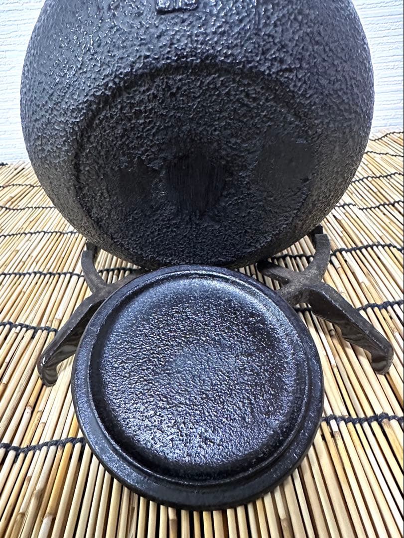 未使用保管品、供箱、付属品付　南部岩鋳造　１８型小槌亀甲　南部鉄瓶　南部鉄器