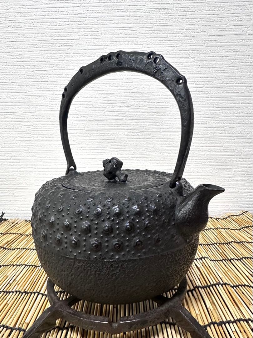 未使用保管品、供箱、付属品付　南部岩鋳造　１８型小槌亀甲　南部鉄瓶　南部鉄器