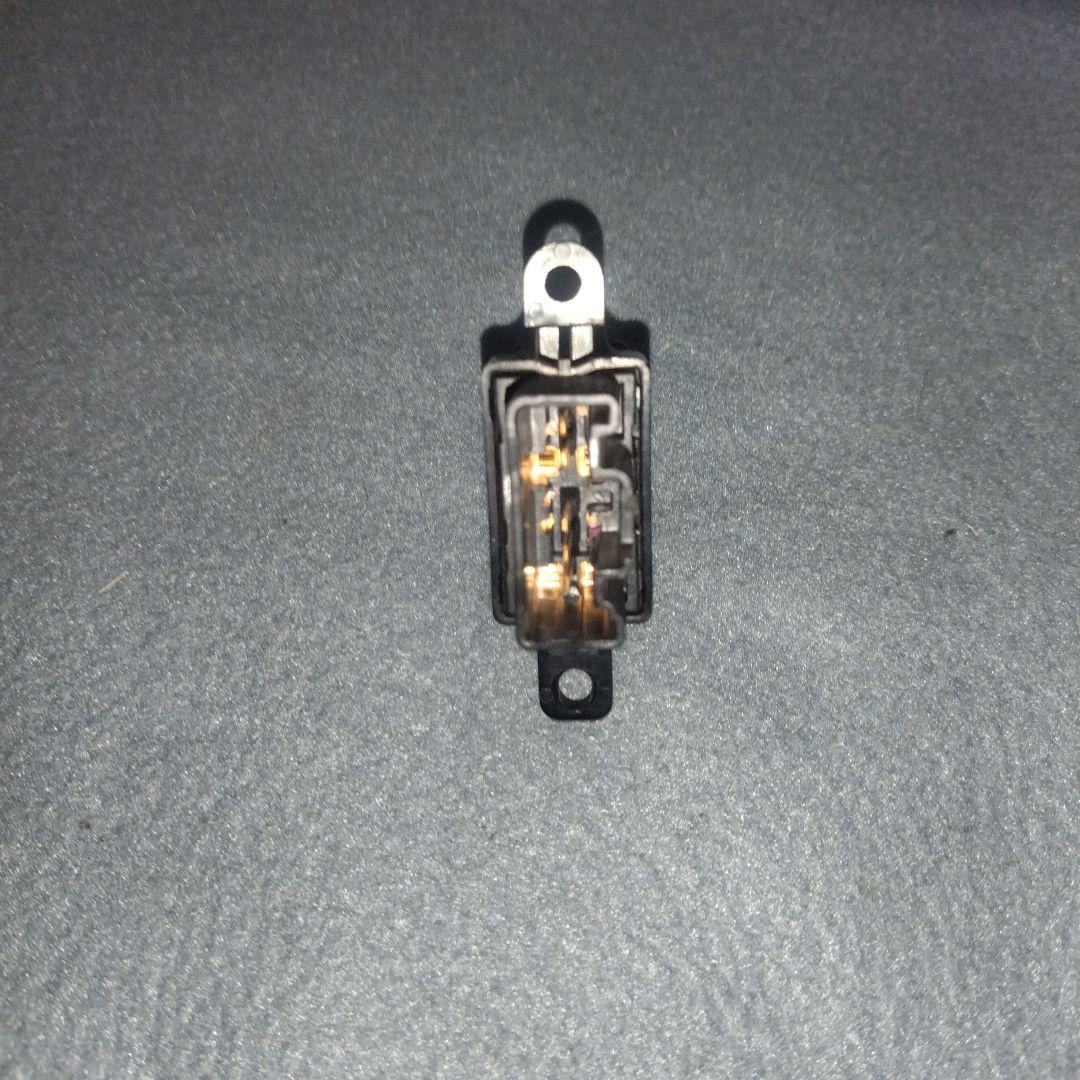 マツダ タイタン ダッシュ(KR–SYF6T)純正パワーウインドウスイッチ　左右