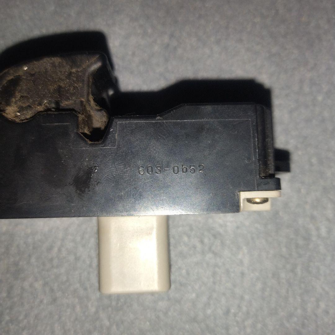 マツダ タイタン ダッシュ(KR–SYF6T)純正パワーウインドウスイッチ　左右