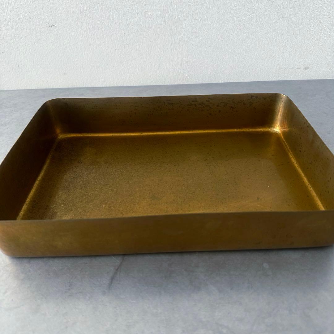 古びた真鍮のトレイ