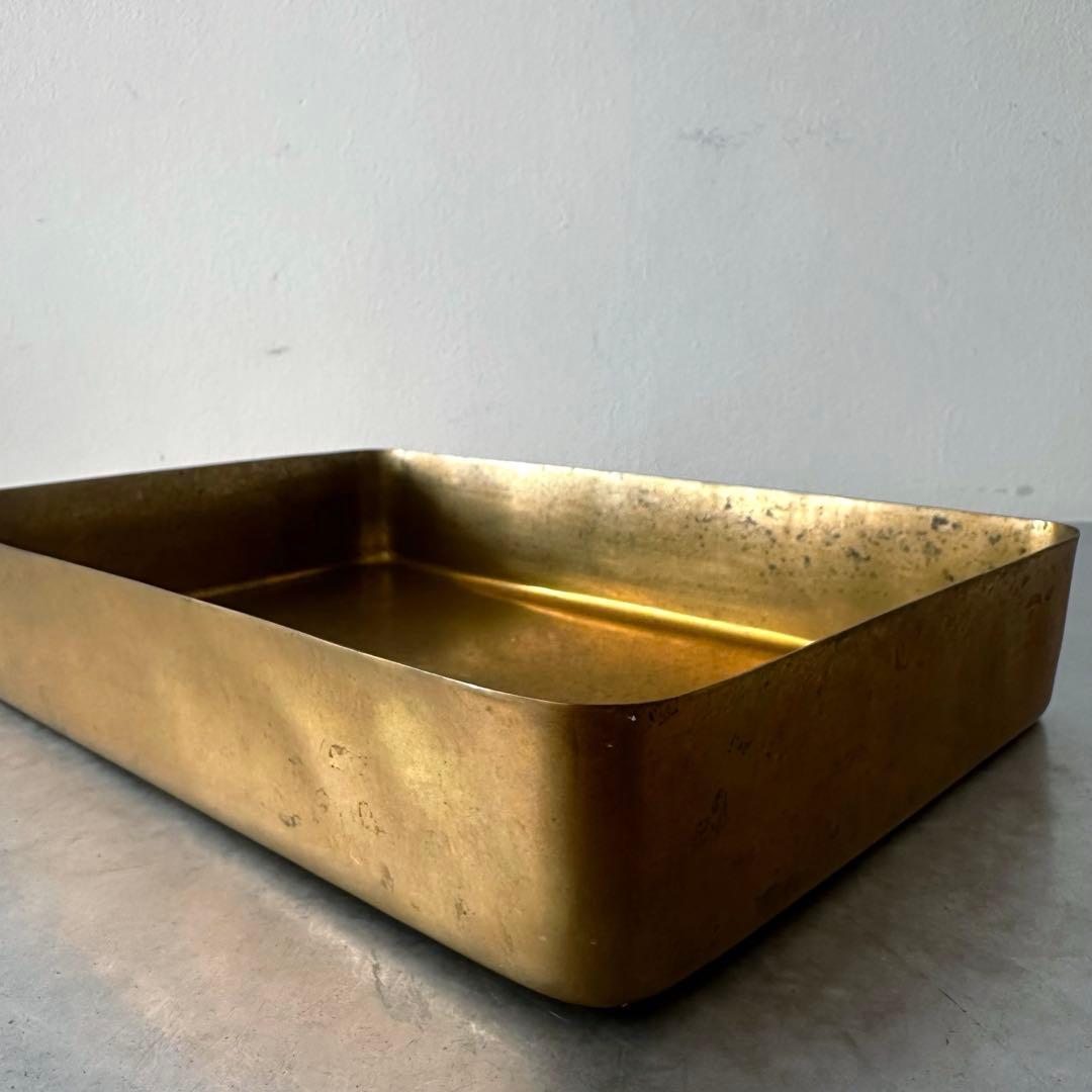 古びた真鍮のトレイ