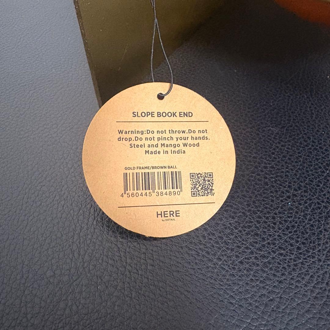 HERE by DETAIL スロープブックエンド ゴールド 本立て 本棚