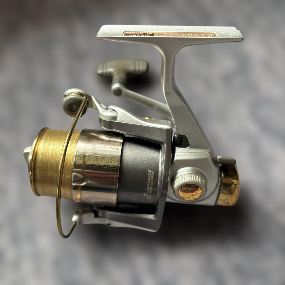 Daiwa トーナメントZ 2500iTスピニングリール 収納ケース付き