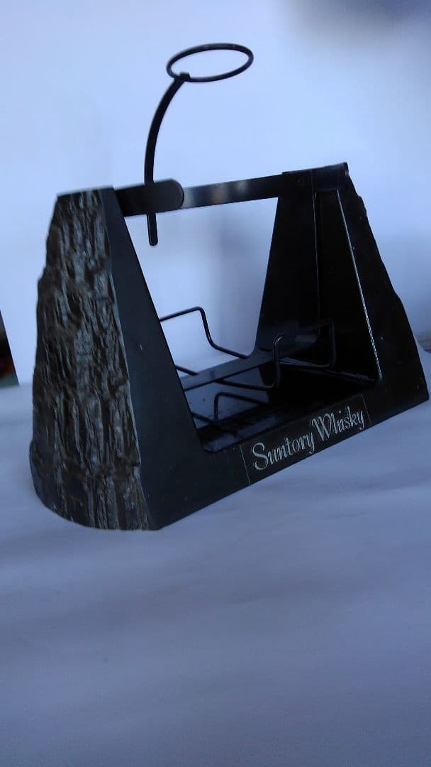 サントリーリザーブ容量4Ｌボトル１本を飾る鋳物製の陳列台です。