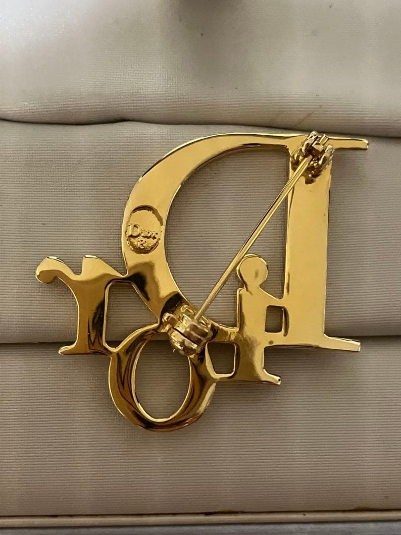 美品　Dior ゴールドロゴブローチ 箱付き