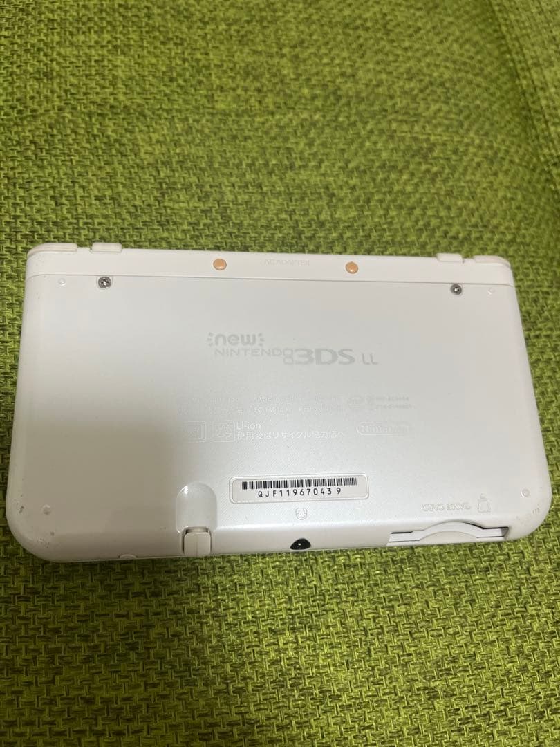 Newニンテンドー3DSLL パールホワイトと、透明外観保護カバー付き