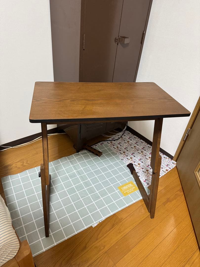 ブラウン木製折りたたみテーブル