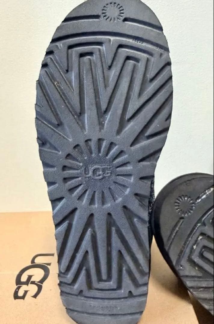 美品UGG Classic Mini Bow Glitter ブラック　サイズ9