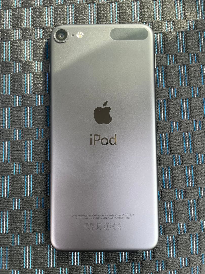 美品　iPod touch (第6世代) 64GB シルバーA1574
