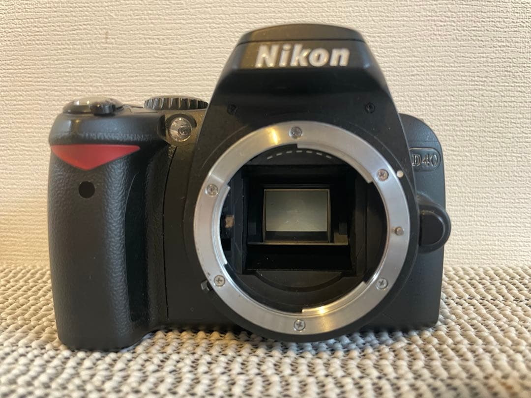 Nikon D40 本体 バッテリー、充電器と(2冊雑誌付属)