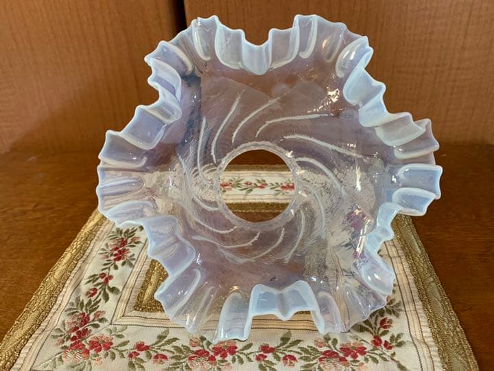 アンティーク　オパールセント　ガラスランプシェード