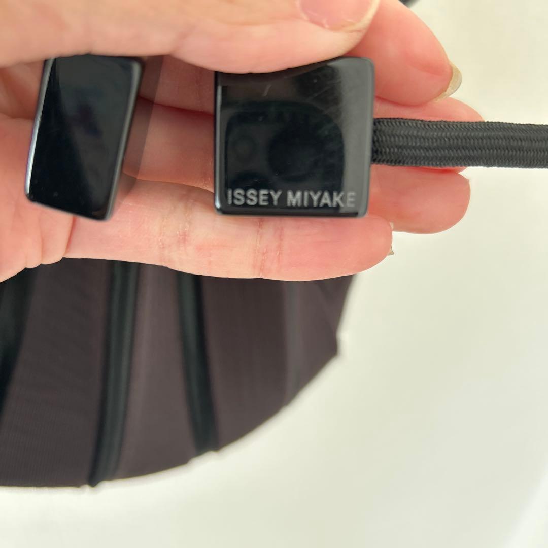 ISSEY MIYAKE ブラック ショルダーバッグ