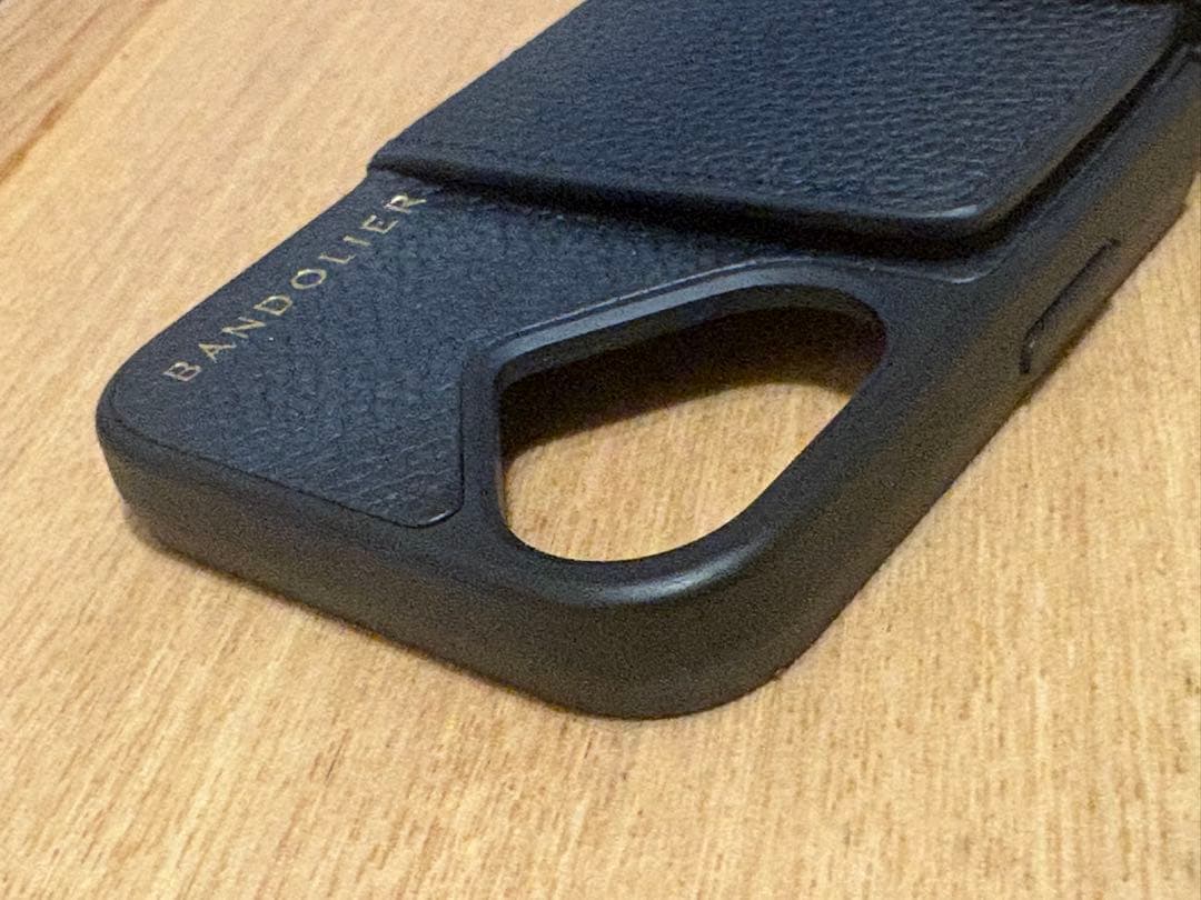バンドリヤー　BANDOLIER iPhone16ケース　ストラップ付