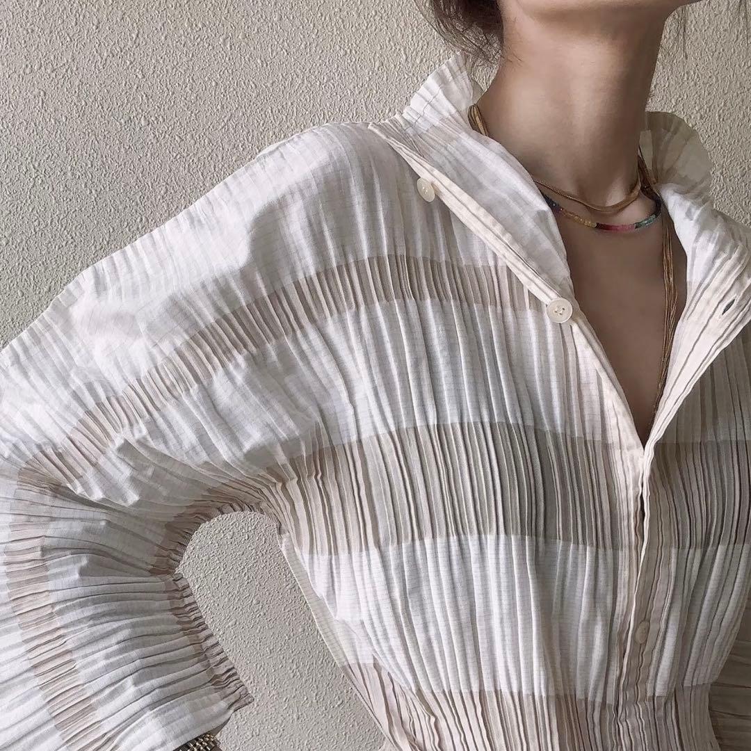 ISSEY MIYAKE バルーンスリーブ　プリーツ加工の長袖シャツ