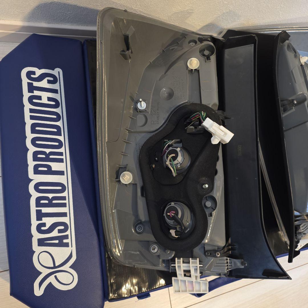 30　プリウス　後期　純正テールランプ　極美品