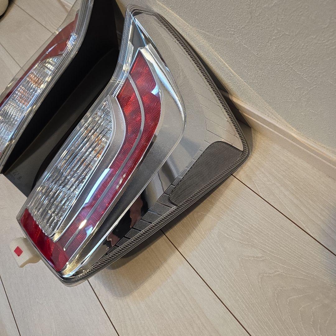 30　プリウス　後期　純正テールランプ　極美品